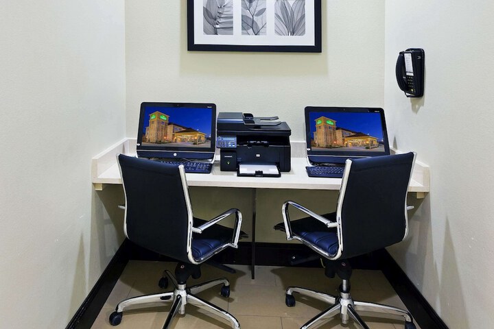 Business Center 52 of 54