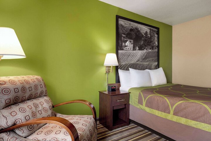 Super 8 by Wyndham Germantown / Milwaukee