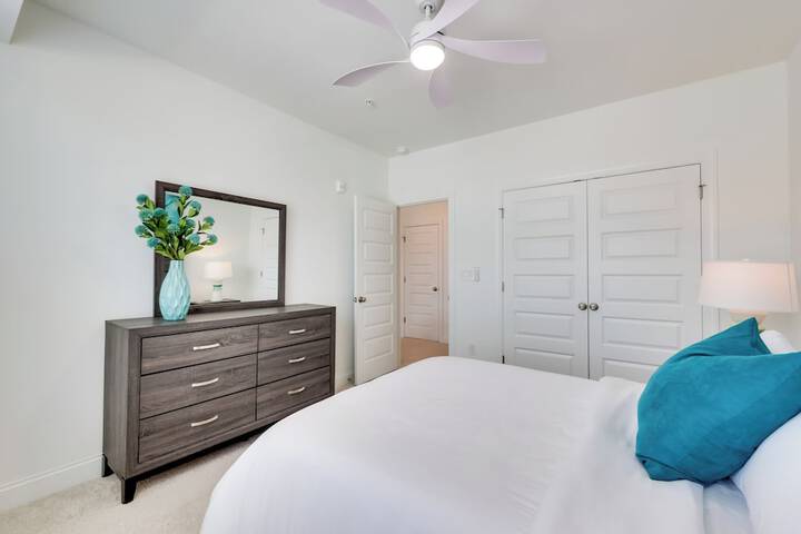 Modern Downtown Apt w / Balcony in Wake Forest!
