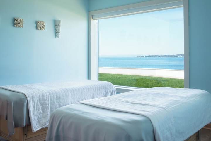 Newport Harbor Island Resort