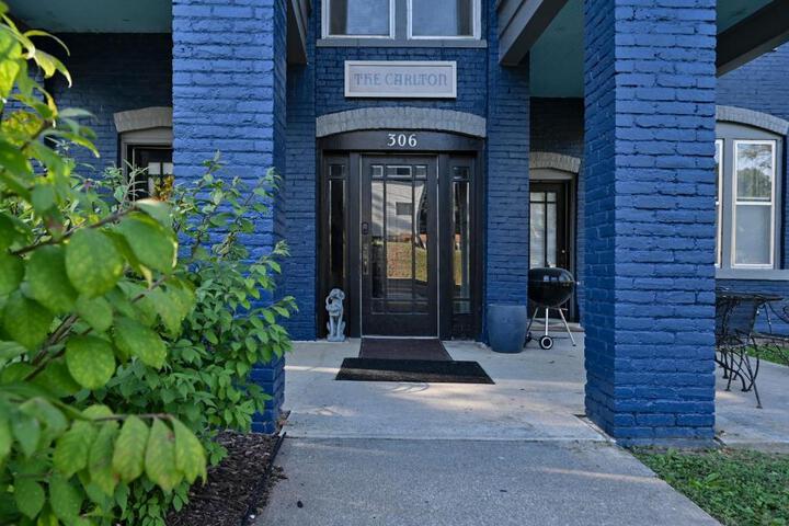 Dual patios Free Laundry Service, College steps
