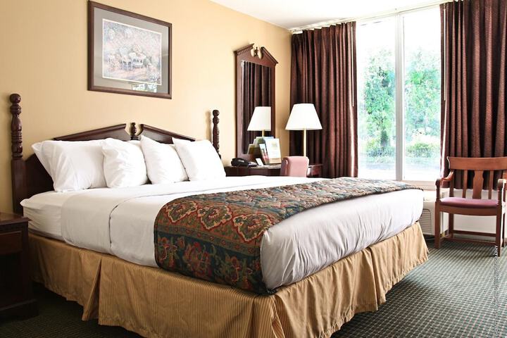 Carmel Inn & Suites