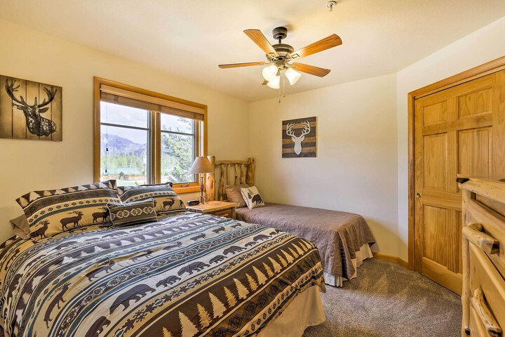Steps to Grand Lake: Condo w / Deck & Mtn Views