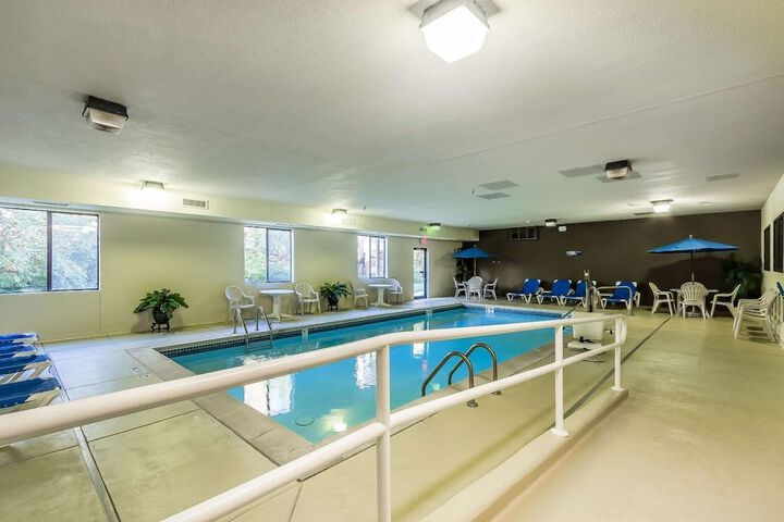 Comfort Suites St. Charles - St Louis