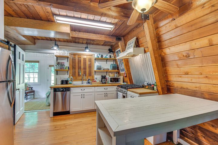 Pet-friendly Lavonia Cabin Walk to Lake Hartwell!