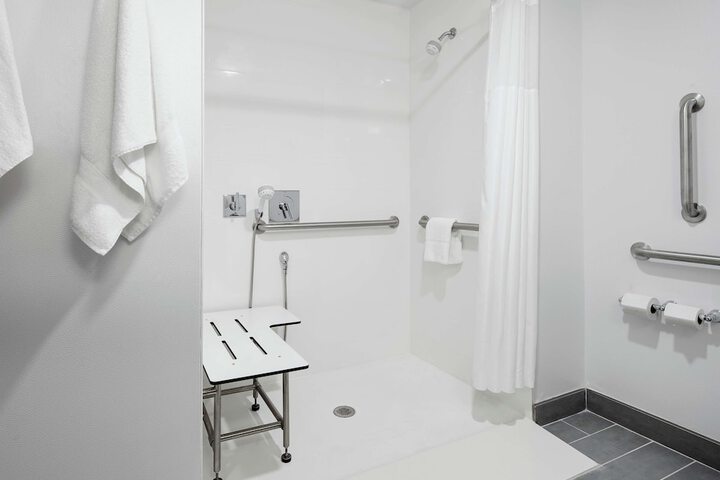 Hampton Inn & Suites Chicago Waukegan