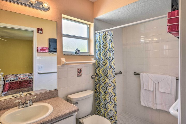 Cozy Coastal Retreat w / Grill 5 Mi to Beach