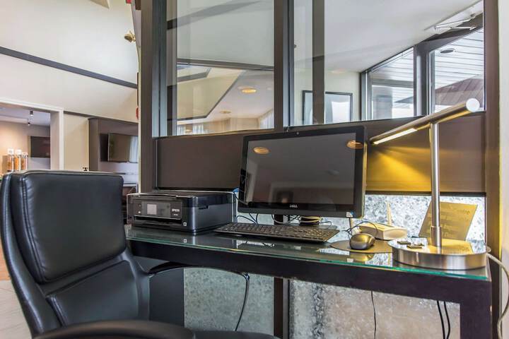 Business Center 44 of 45