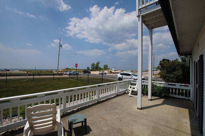 Snyders Shoreline Inn