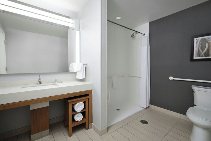 Courtyard by Marriott Erie Bayfront