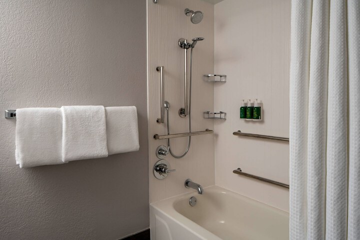 Room 15 of 32