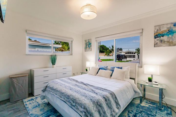 Stylish Aventura Home With Pool on Intercostal