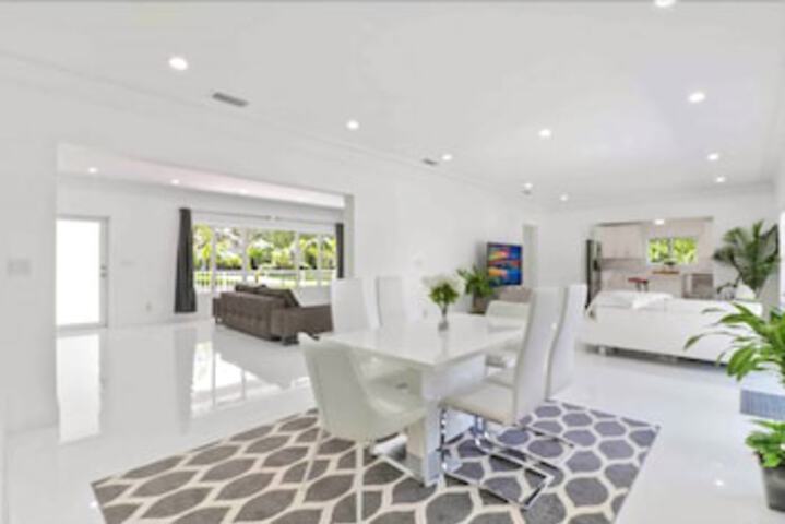 Sleek Miami Shores Residence With Jacuzzi