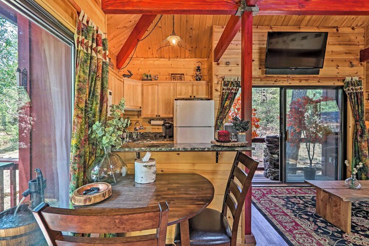 Furnished Deck: Romantic Strawberry / pine Studio!