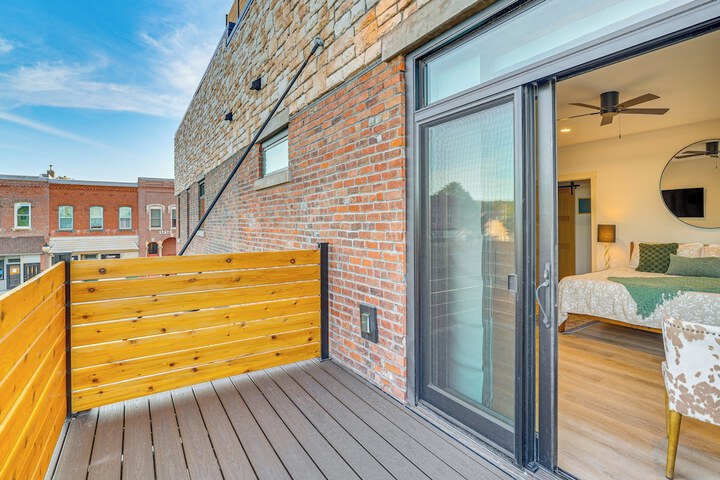 1 Block to Lake City Marina: Condo w / Rooftop Deck