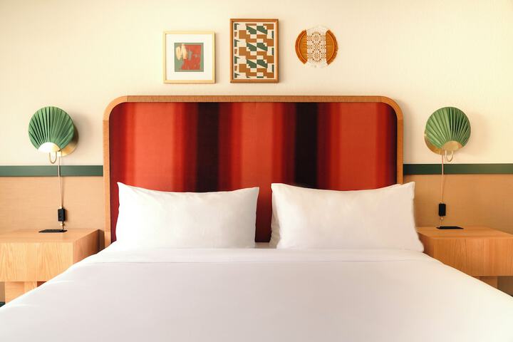 Room 25 of 42