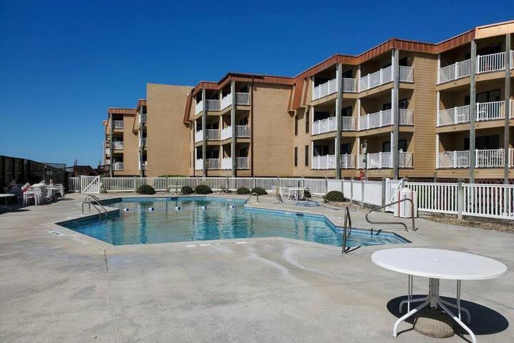 Gorgeous views Oceanfront, Pool,The Driftwood!