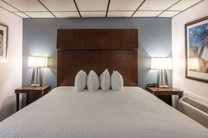 Room 32 of 68