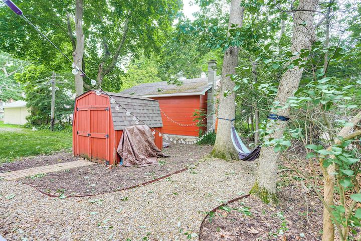 Walk to Lake: Historic Lakeside Marblehead Cottage