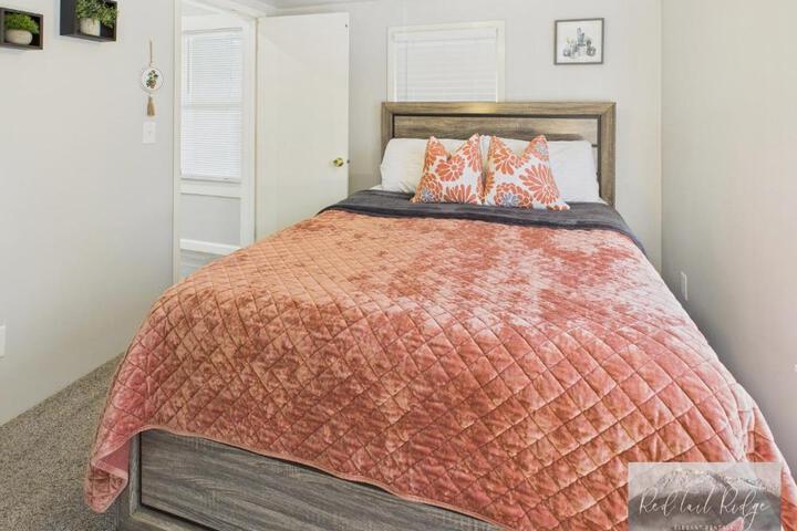 Main St. New with AC Monthly stays Charming Cottage KING BED