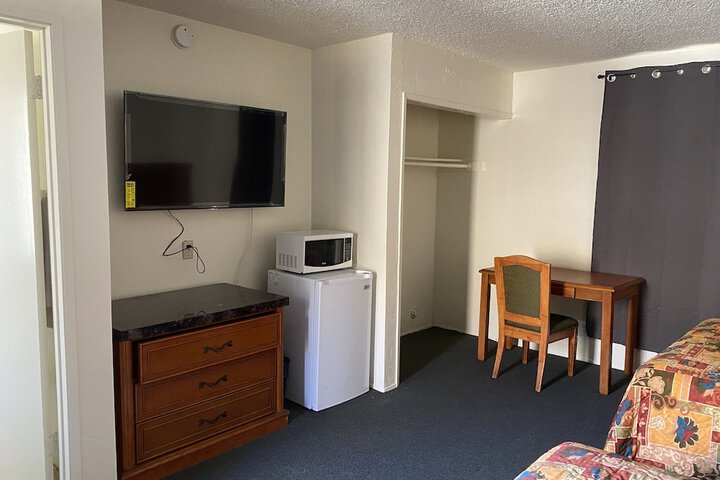 Golden Hills Motel