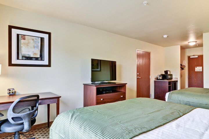 Castle Rock Inn & Suites