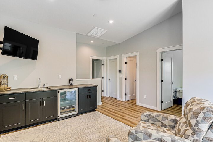 Rock Hall Retreat w / Balcony Near Park & Marina!
