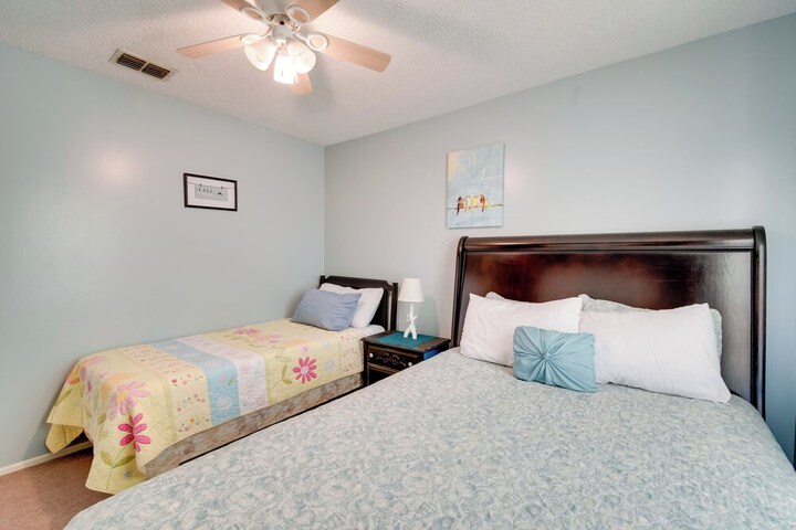 Docks + Balcony: Peaceful River Abode in Dunnellon
