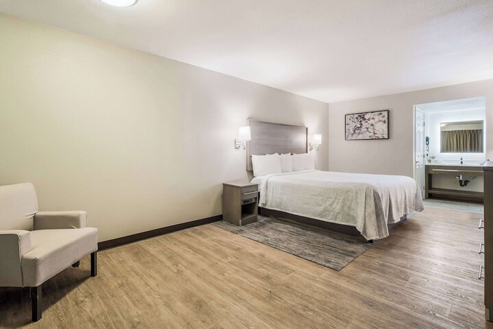 Room 33 of 34