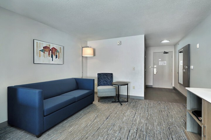 Holiday Inn Express & Suites New Berlin by IHG