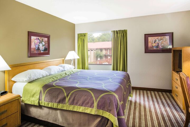 Room 9 of 17