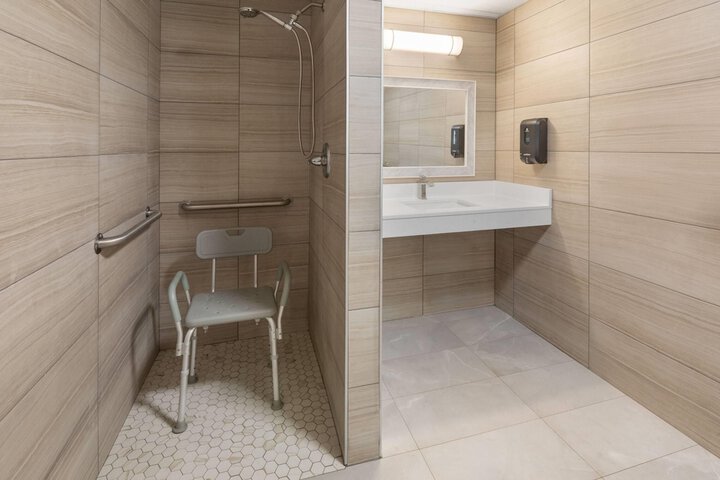 AmericInn by Wyndham Douglas / Saugatuck