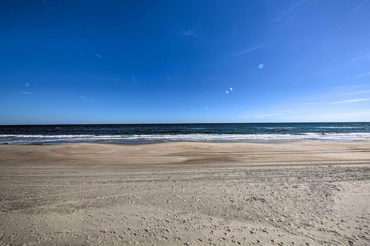Coastal Home w / Community Pool 2 Miles to Beach!