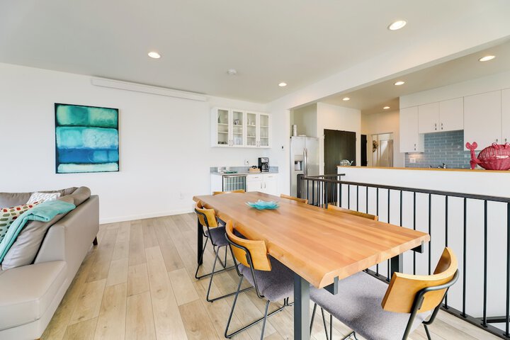Scenic Depoe Bay Townhome w / Deck 1 Mi to Parks!