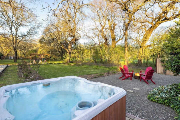 Valley of the Moon by Avantstay Tranquil Escape Large Yard w / Hot Tub & Fire Pit