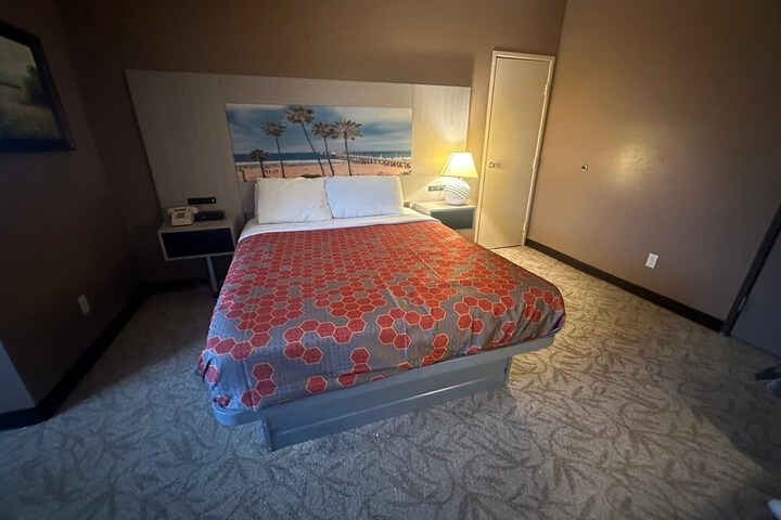 Room 24 of 28