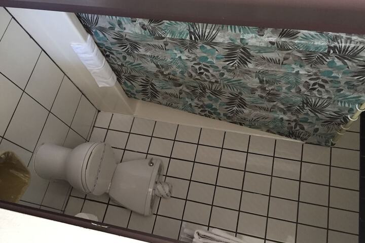 Room 8 of 11