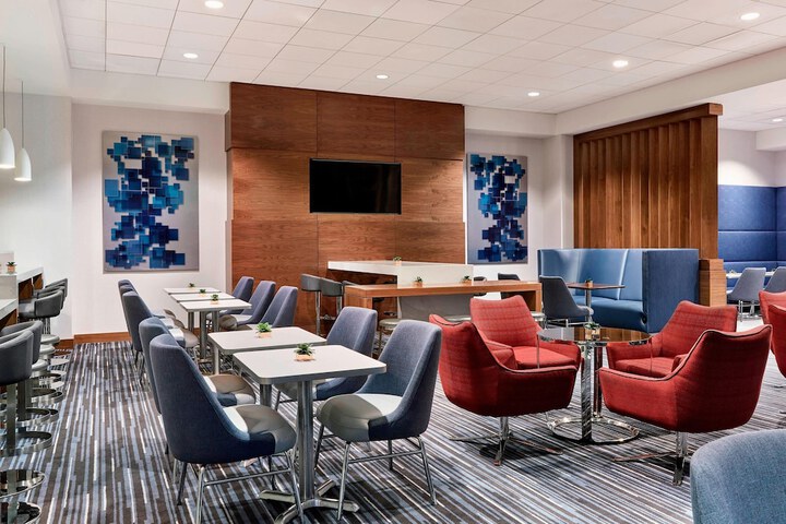 Lounge 109 of 145