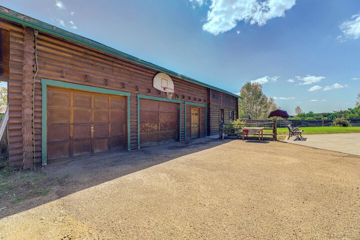 Spacious Pinedale Home w / Mountain Range View