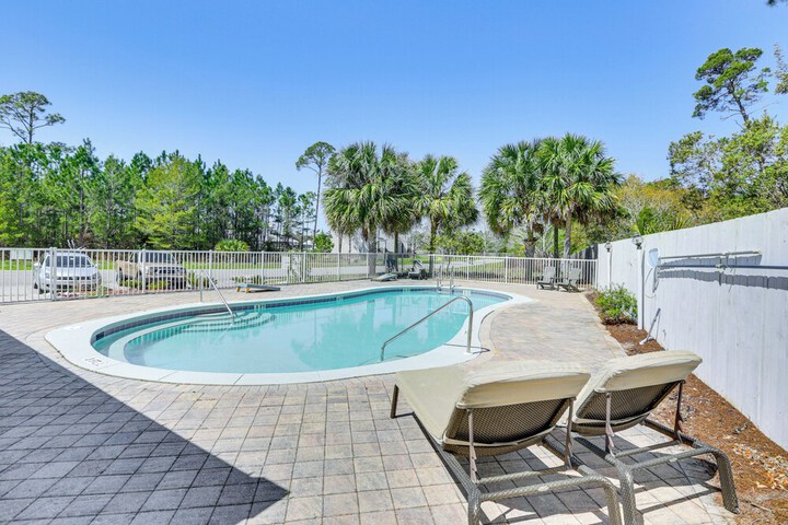 Lovely Carrabelle Home w / Lake Views & Pool Access