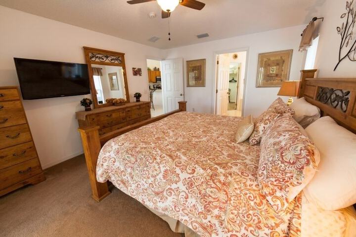 Gated Country Club Private Pool ! 4 Bedroom Home by RedAwning