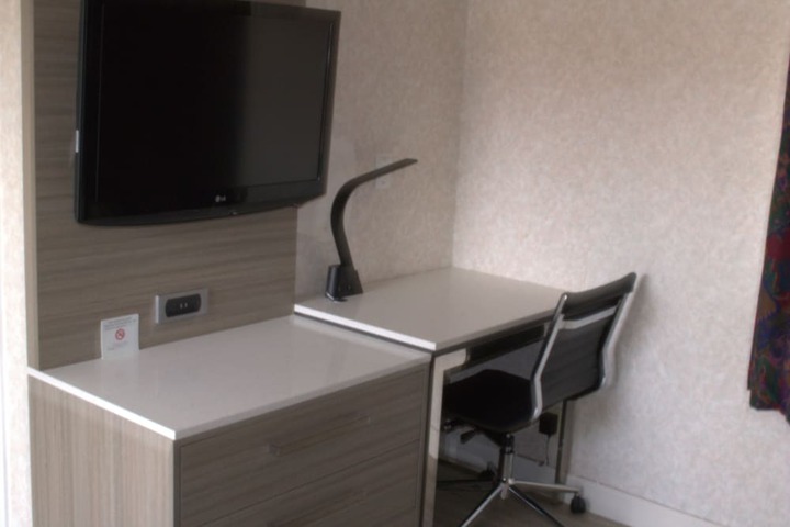 Room 25 of 42