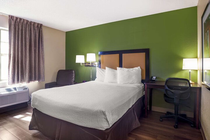 Room 25 of 28
