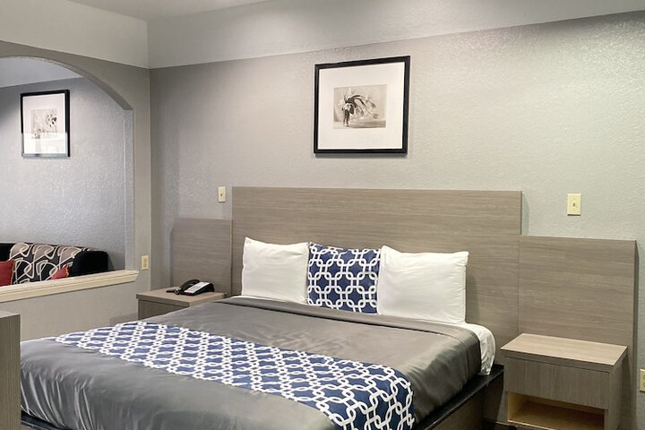 Room 27 of 64