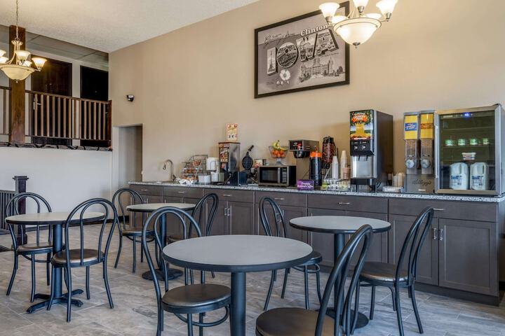 Super 8 by Wyndham Clinton