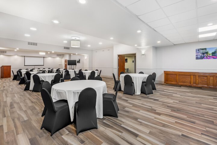 Best Western Plus 1000 Islands Hotel & Suites
