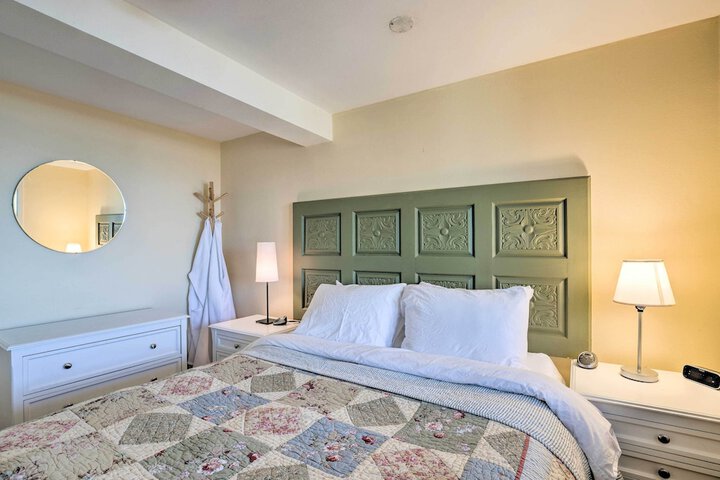 Exquisite Oceanside House w / Pacific Views & Deck!