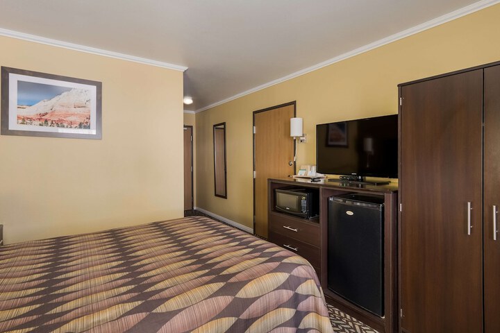 Room 11 of 30