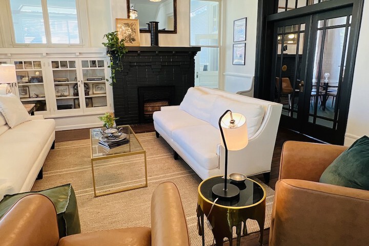 Lounge 41 of 44