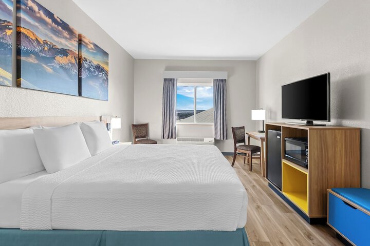 Days Inn & Suites by Wyndham Castle Rock
